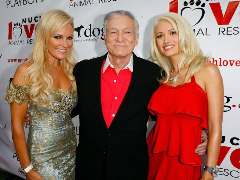 Hugh Hefner en una foto de archivo junto a sus exnovias Bridget Marquardt y Holly Madison.