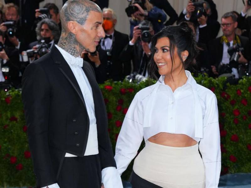 Kourtney Kardashian y Travis Barker reciben a su primer hijo en común