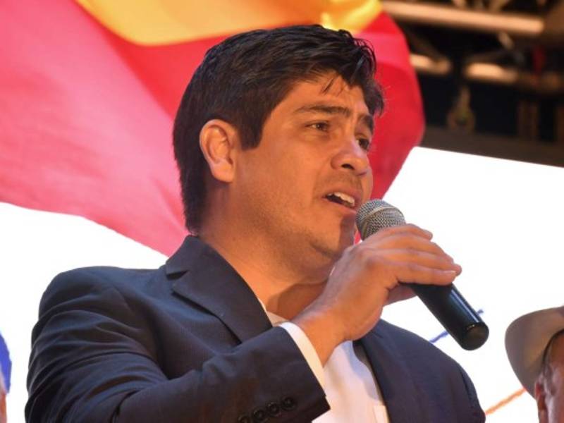 El exministro Carlos Alvarado se convirtió este domingo en presidente electo de Costa Rica, al vencer en el balotaje al predicador evangélico Fabricio Alvarado, tras una campaña polarizada por la discusión en torno a la religión y el matrimonio homosexual.. AFP