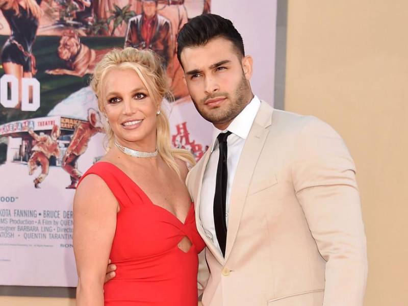 Britney Spears junto a Sam Asghari.