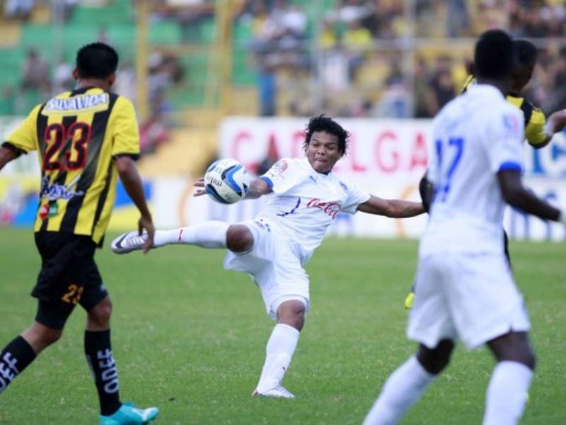 El volante de Olimpia David Meza se lesionó durante el clásico ante Real España.