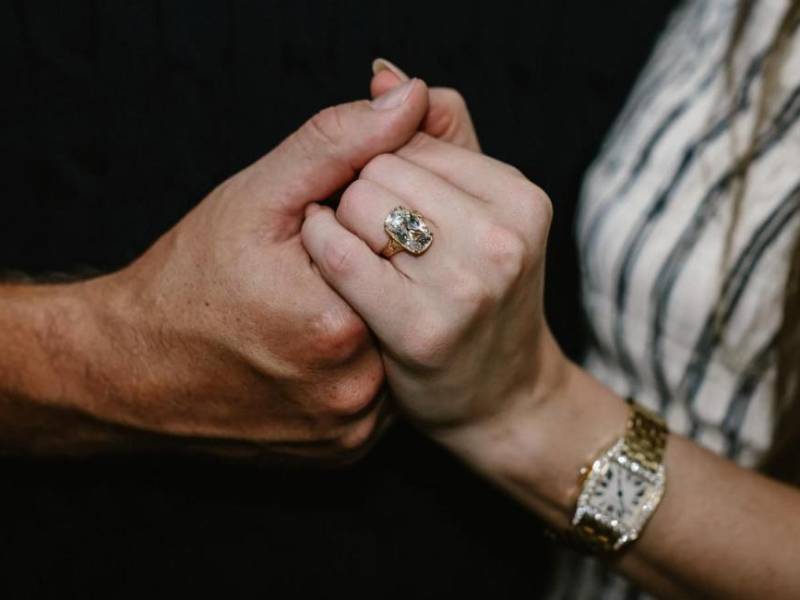 Travis Kelce le propuso matrimonio a Taylor Swift con una pieza que presenta un antiguo diamante de talla brillante de mina.