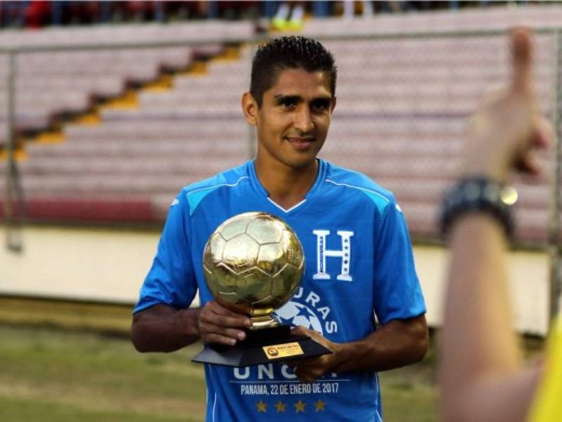Jorge Claros posando con el Balón de Oro al mejor jugador de la Copa Centroamericana de la Uncaf.