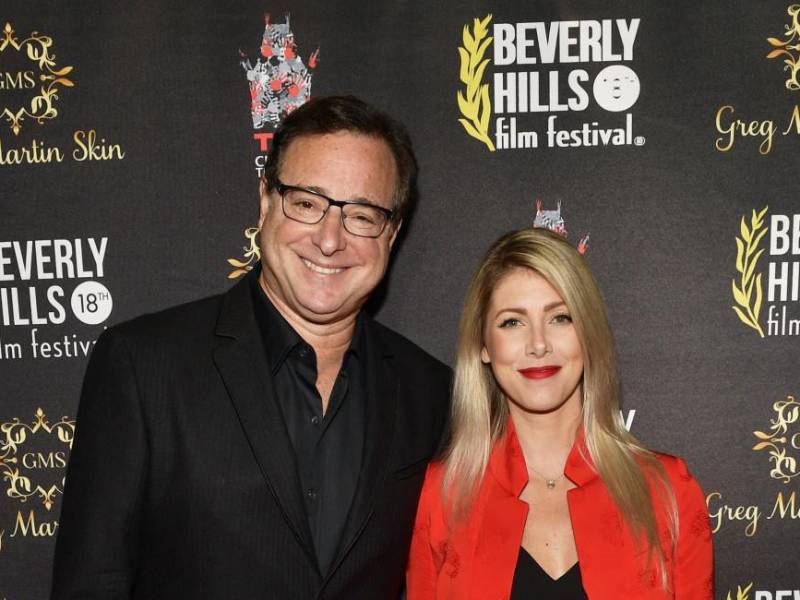 El fallecido actor Bob Saget (65) con su viuda, Kelly Rizzo (44).