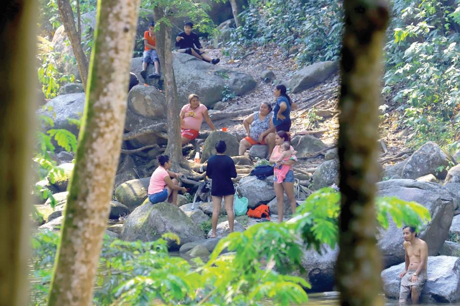 Veraneantes disfrutan de la naturaleza en la zona alta de San Pedro Sula.