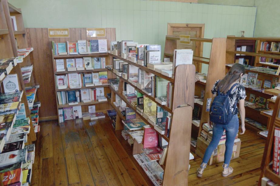 Jóvenes y mujeres, principales clientes de librerías sampedranas