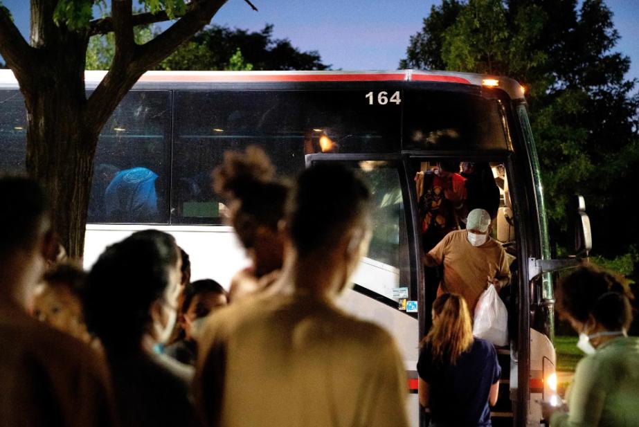 Gobernador de Texas reauda envíos de inmigrantes en autobuses a Nueva York