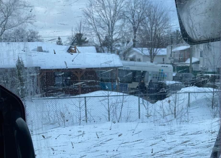 Autobús se empotra contra guardería de Canadá e hiere de gravedad a 5 niños