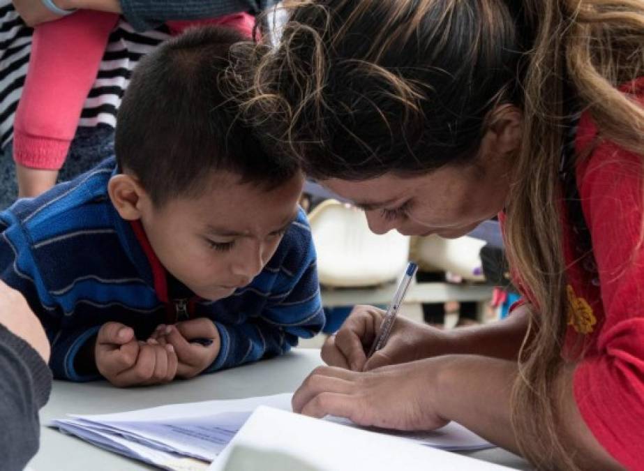 Familias enteras llegan a diario a la frontera entre ambos países para solicitar refugio alegando persecución de las fuerzas orteguistas.