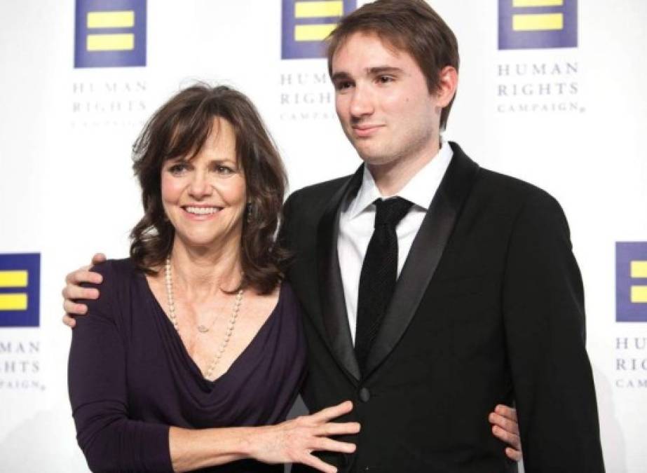 - Sally Field -<br/><br/>La legendaria actriz fue muy importante para que su hijo, el escritor y productor Sam Greisman aceptara su homosexualidad.