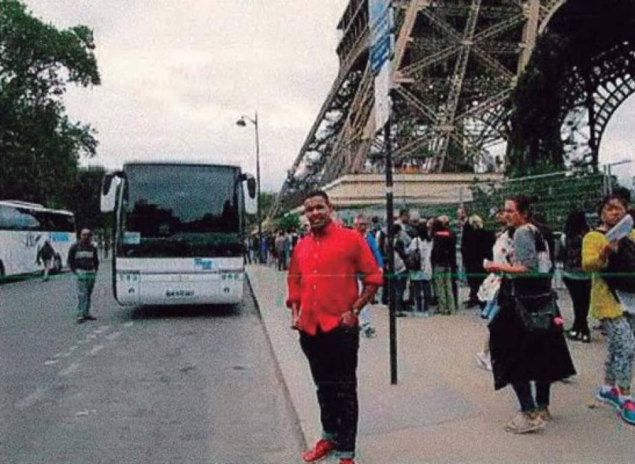 En otra de las imágenes, uno de los terroristas posa bajo la Torre Eiffel.