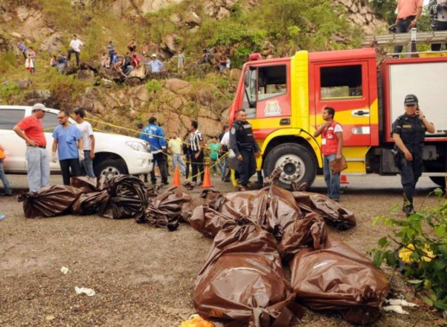 El accidente se produjo hacia las 10.00 hora local (16.00 GMT) , cuando el autobús cayó a un abismo de unos 80 metros en el sector de San Juan de Opoa, en la carretera que conduce hacia Santa Rosa de Copán, en el occidente de Honduras.
