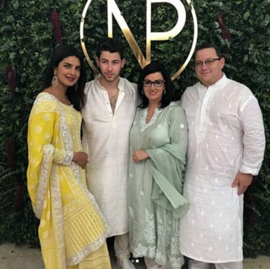 Tradicionalmente, es en esta celebración cuando ambas familias se reúnen por primera vez, intercambian regalos y también se bendice a la pareja.