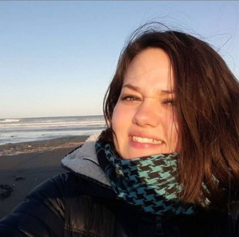 La actriz confesó a Univision que cuando cumplió 12 empezó a bajar el trabajo y al no tener tantos proyectos como a los 5 años... aprovechó el tiempo para continuar sus estudios de manera normal, los concluyó y trabajaba como 'godín' (en una oficina).<br/><br/>