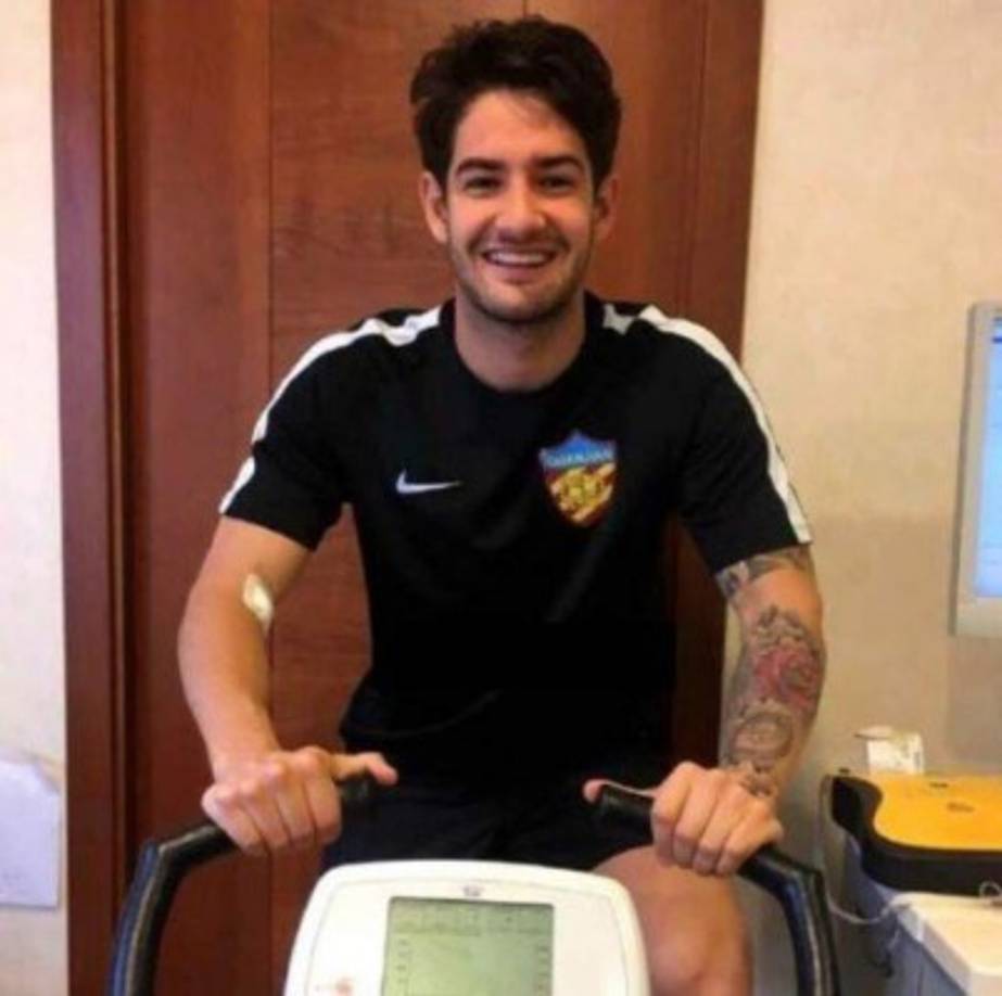 El brasileño Pato ya posa con la camiseta del Tianjin Quanjian de China. Ya se ha sometido al reconocimiento médico previo a su fichaje por el conjunto que entrena Fabio Cannavaro.