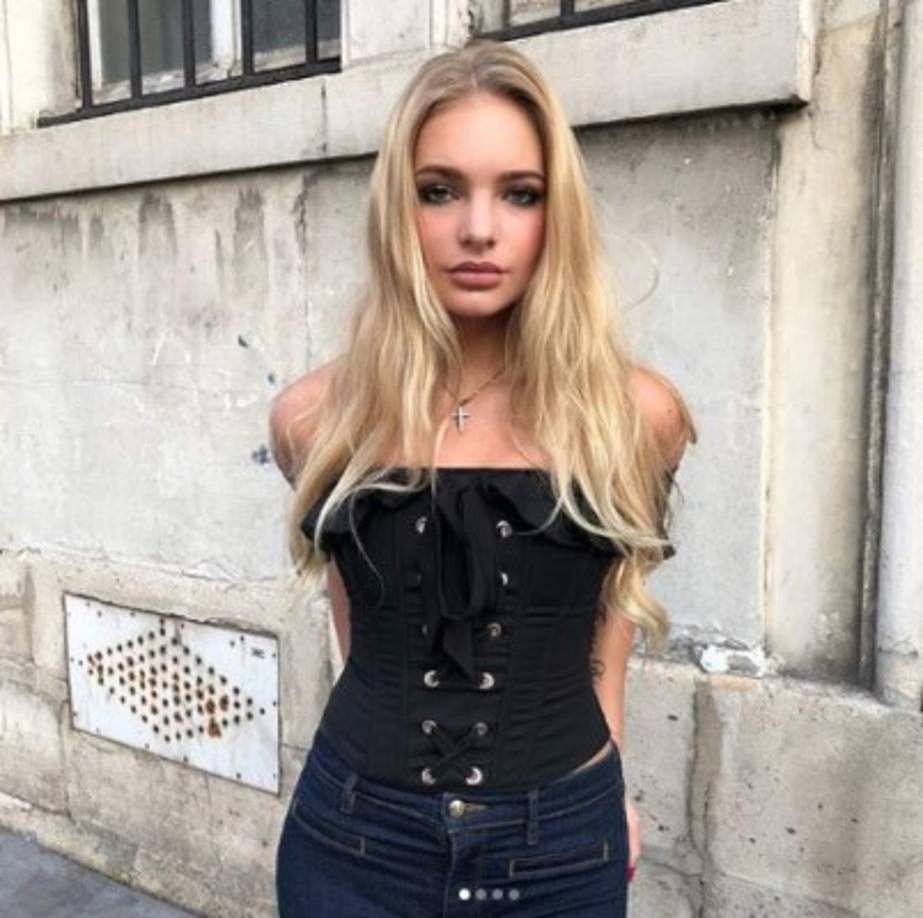 Elizaveta Peskova por lo general hace alarde de su estilo de vida glamoroso y afirma estar basada en Moscú, París y Bruselas.
