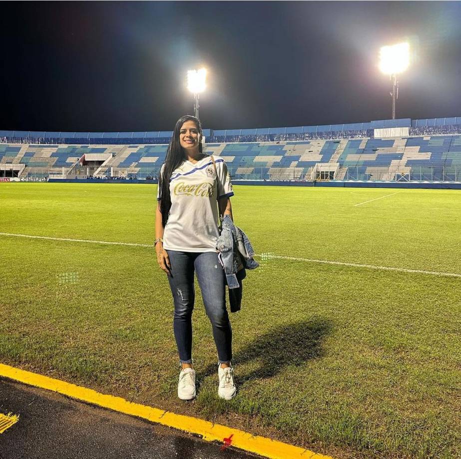 Ana Carolina Gonçalves y Fabio de Souza también estuvieron en el estadio Nacional Chelato Uclés viendo un partido del Olimpia.