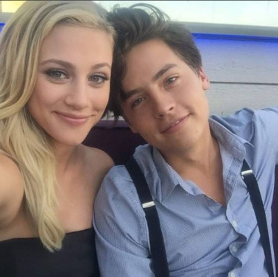 Cole Sprouse y la promesa de Hollywood Lili Reinhart viven un tierno romance más allá de sus personajes en la exitosa serie de Netflix, Riverdale.