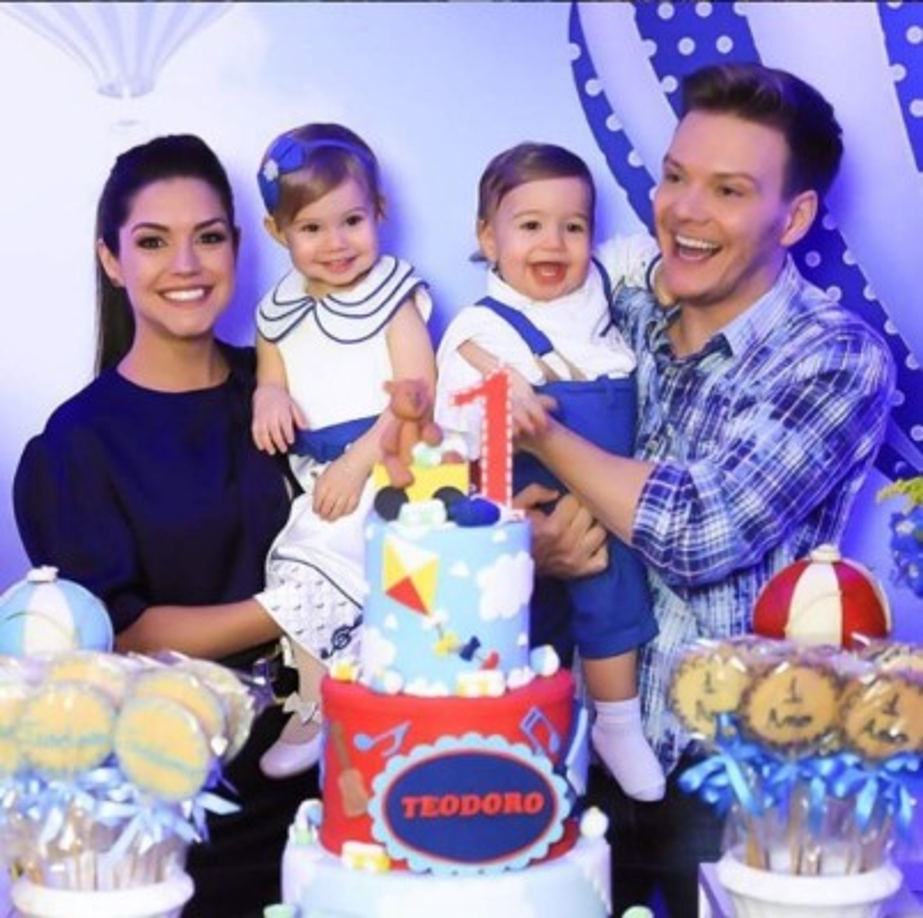 Tiene dos hijos, la pequeña Melinda y Teodoro.