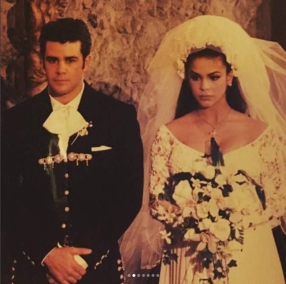 Eduardo Capetillo y Bibi Gaytán actuaron en varias telenovelas en México. Desde su noviazgo conforman una de las parejas más sólidas.