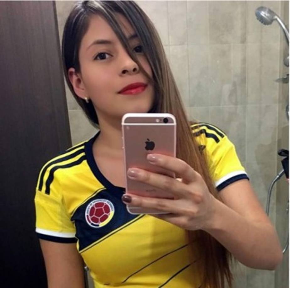 Vivian posando con la camiseta de la Selección de Colombia.