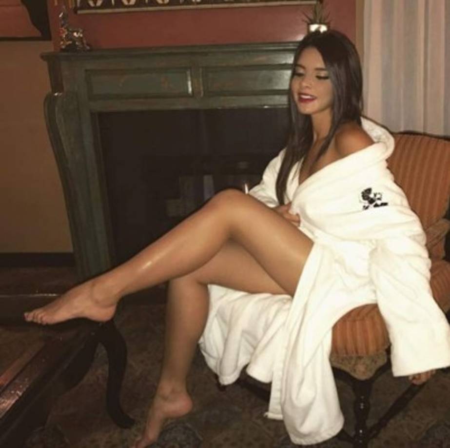 Ella nació en México y fue criada en Medellín, Colombia.