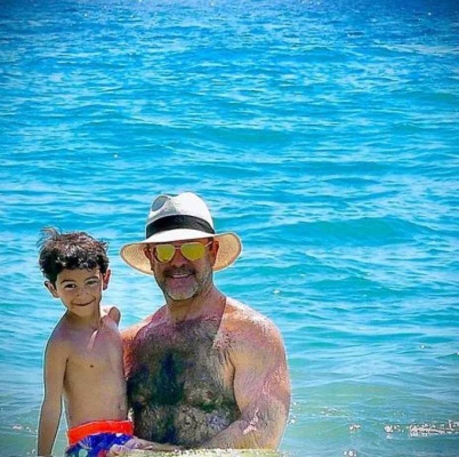 Eduardo posando con uno de los gemelos, Manuel Capetillo.