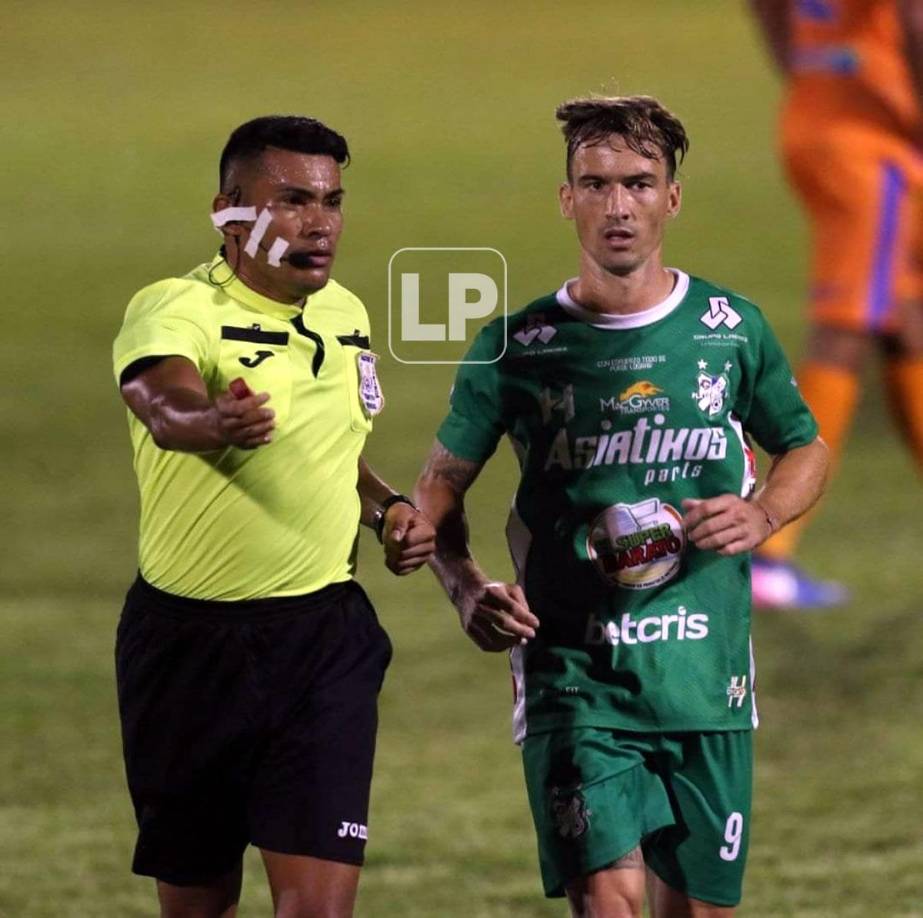 El árbitro Alex Morazán apurando a la salida del argentino Álvaro Klusener cuando era sustituido.