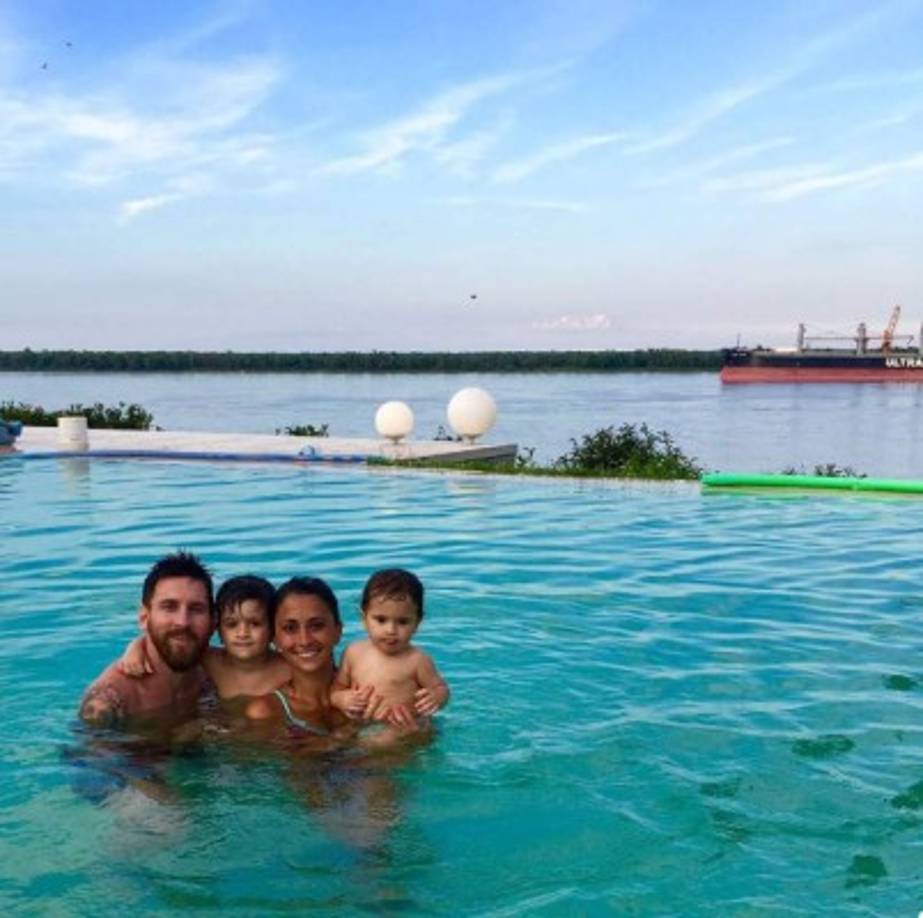 La estrella del Barcelona, Leo Messi, es bastante reservado con su vida privada, pero es tanto su orgullo de ser padre que suele compartir algunas imágenes del tiempo que pasa con su mujer Antonella Rocuzzo y sus hijos.