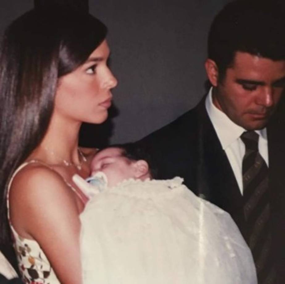 La pareja tiene más de 24 años de matrimonio. Tras su boda, Bibi protagonizó la telenovela Camila y luego se retiró de la actuación en la pantalla chica para dedicarse a su familia.