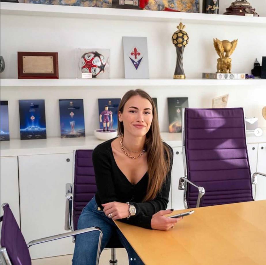 Poco después, añadía una nueva experiencia a su currículum sin abandonar el canal de televisión: comenzaba a informar en una web italiana especializada en fútbol femenino, cada vez con más trascendencia mediática también en Italia. 