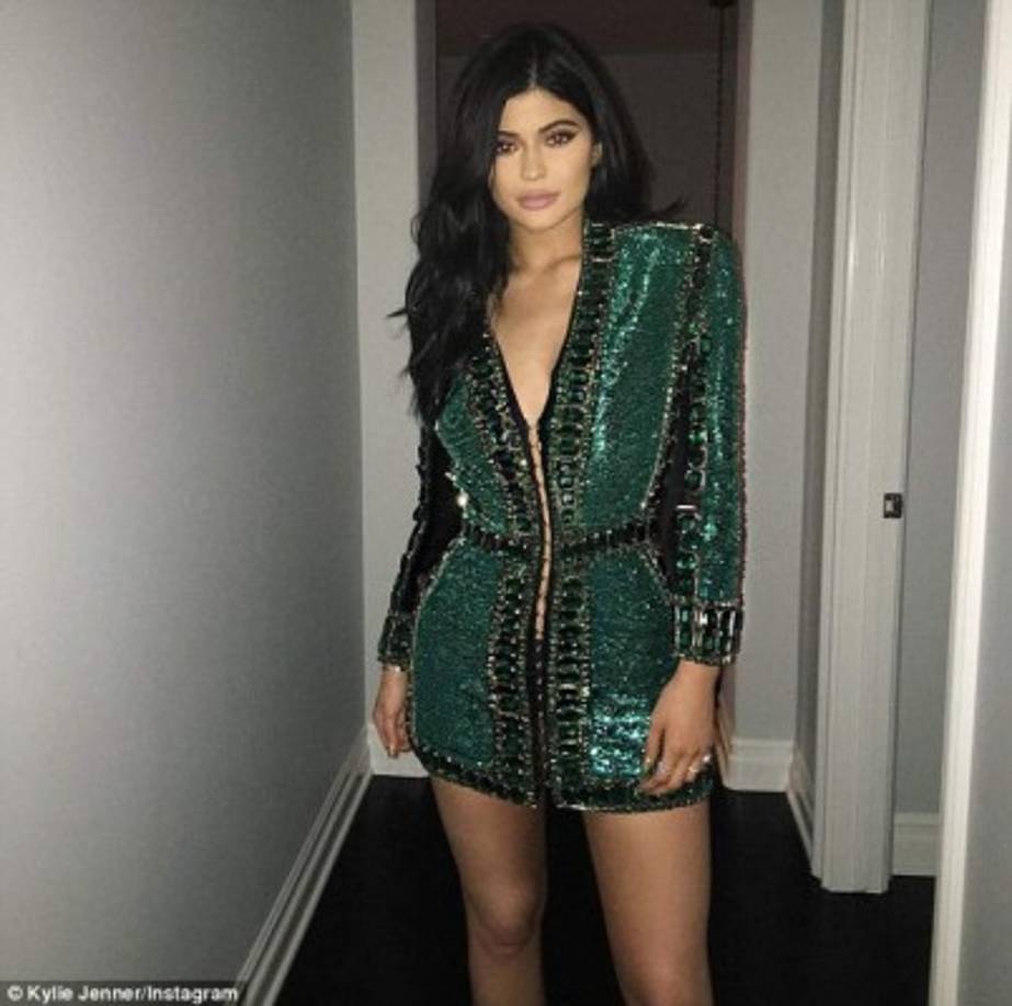 Kylie Jenner luce un vestido de Balmain verde.