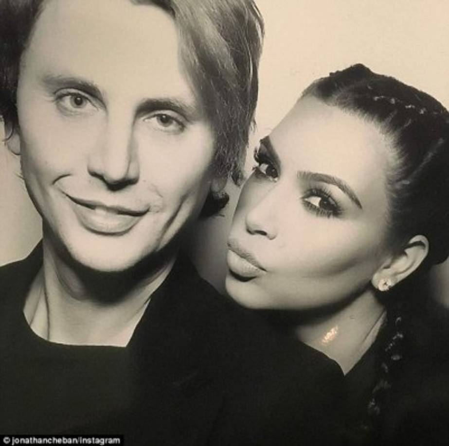 Jonathan Cheban, amigo de la familia, con Kim, quien peinó su pelo con trenzas francesas.
