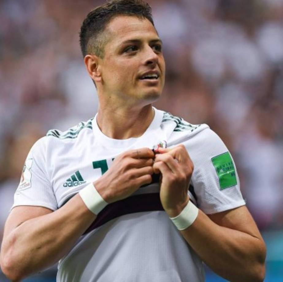 Javier Chicharito Hernández: En las Chivas han señalado que desean tener de regreso al delantero mexicano en sus filas. 'Estamos trabajando para ello,hubo un pequeño acercamiento esta temporada pero no es el momento para que vuelva, en esta campaña', declararon.