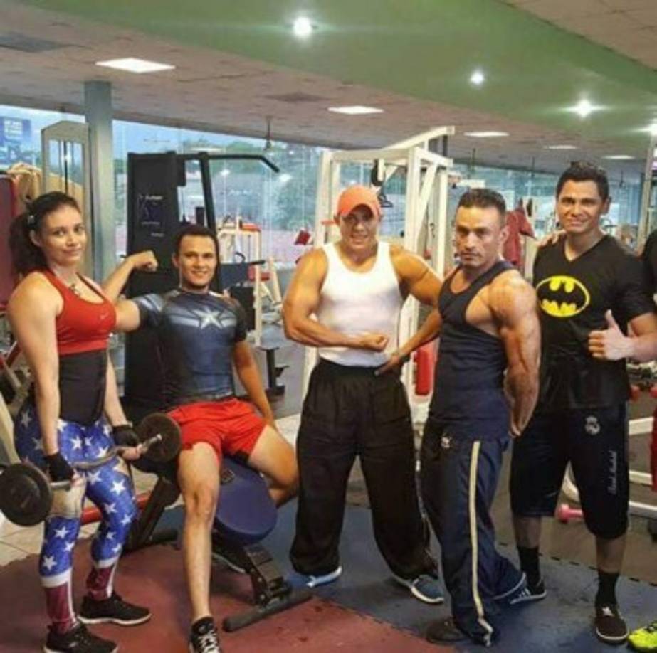 En la imagen tomada de su facebook, se puede ver a Chirinos (segundo del lado derecho) junto a algunos de sus amigos y compañeros de deporte.