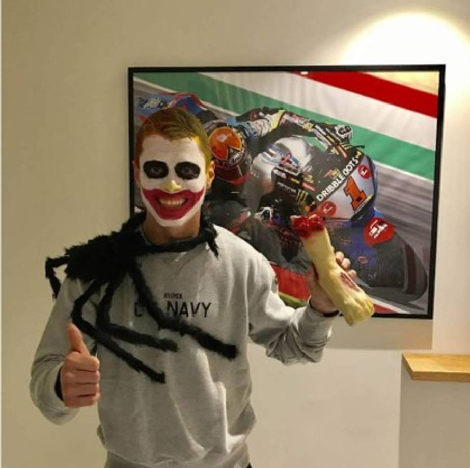 El piloto español de motociclismo Tito Rabat deseó Feliz Halloween a todos así.