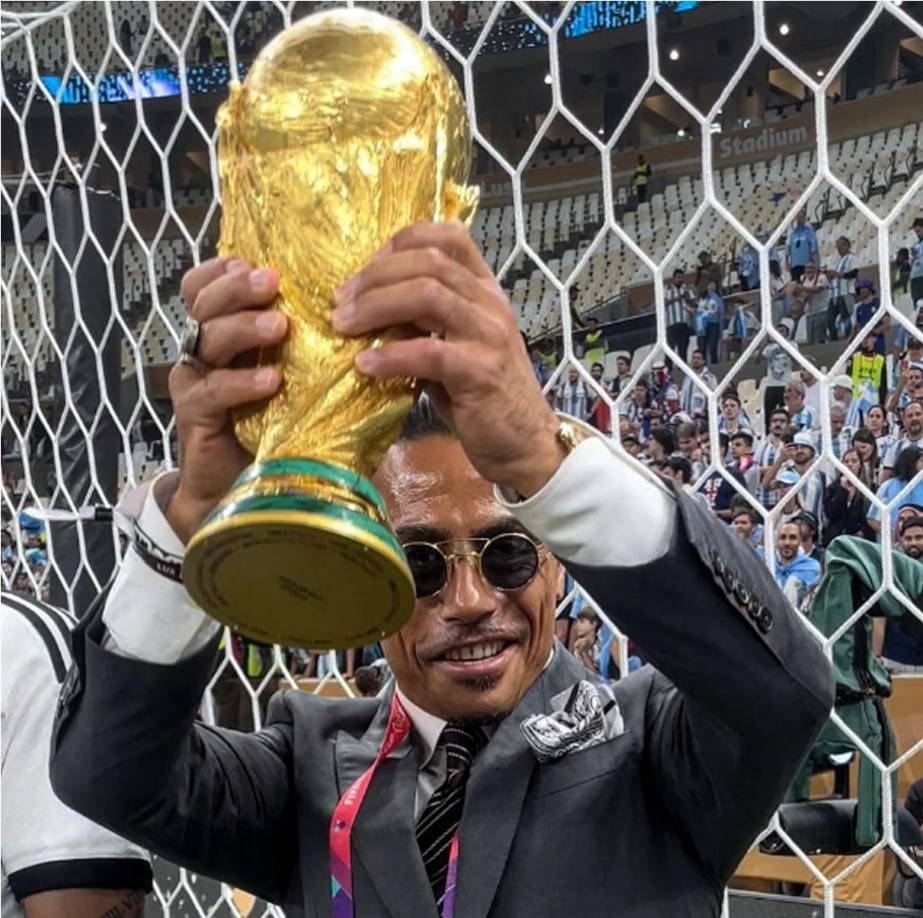 Por protocolo de la FIFA, solo los jugadores argentinos podían alzar la preciada Copa del Mundo, pero Salt Bae se las ingenió para también levantar el dorado trofeo.
