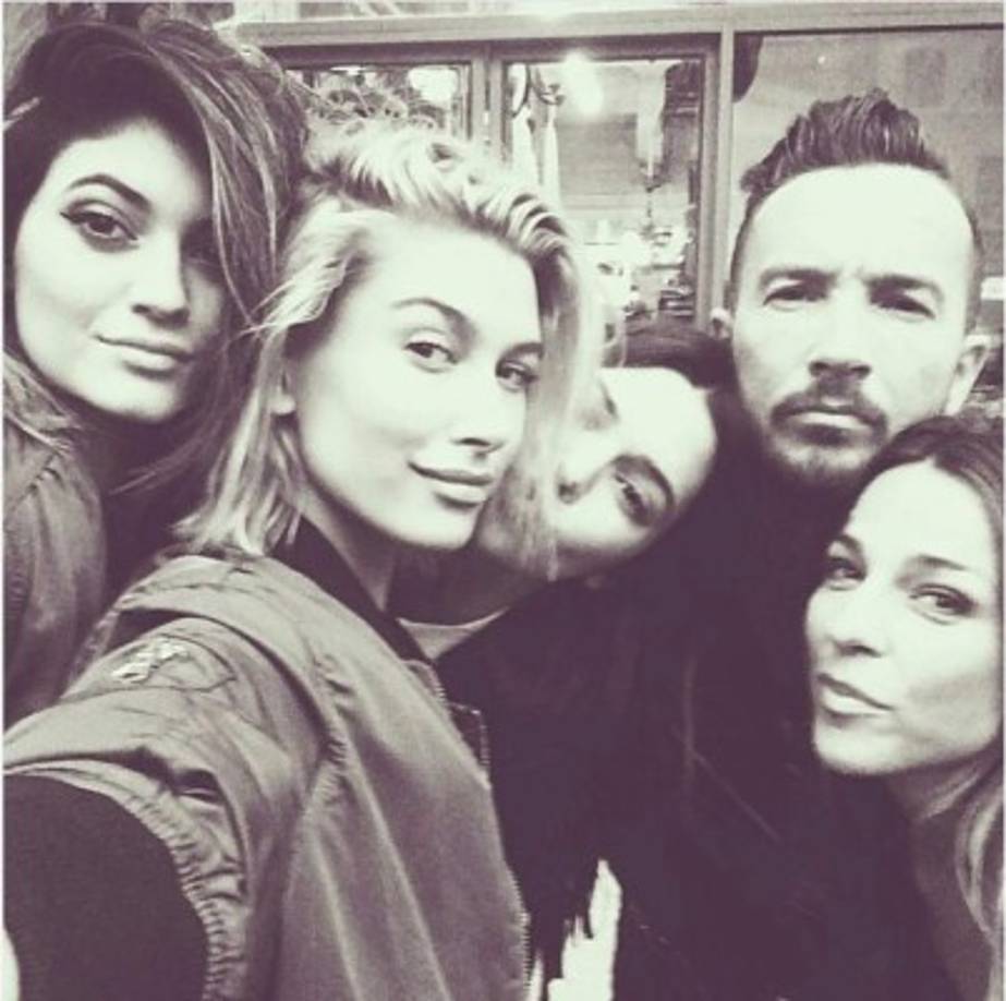Pero el pastor Carl Lentz no solo se relaciona con Justin Bieber. Aquí en una imagen con Kylie Jenner, Hailey Baldwin y otras chicas.
