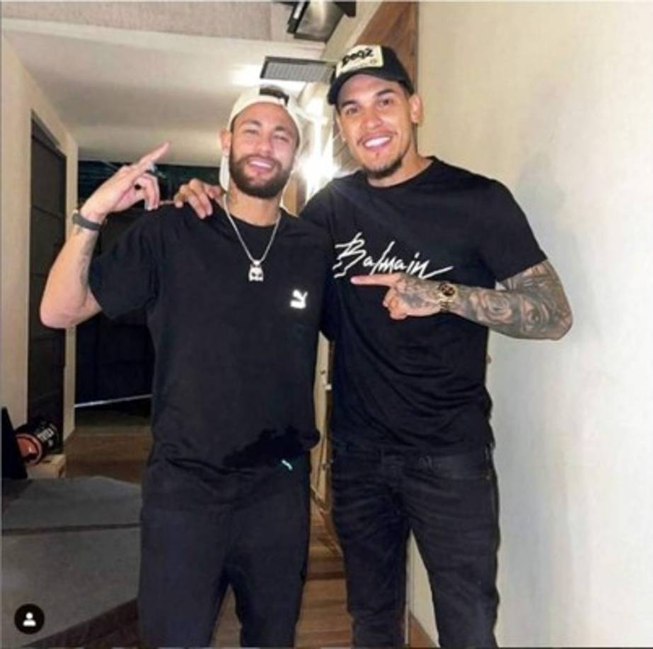 El defensor central de la Selección Paraguaya de Fútbol y del Palmeiras de Brasil, Gustavo Gómez, publicó el viernes esta foto junto al delantero Neymar, quien se encuentra en Sao Paulo pasando las fiestas navideñas.