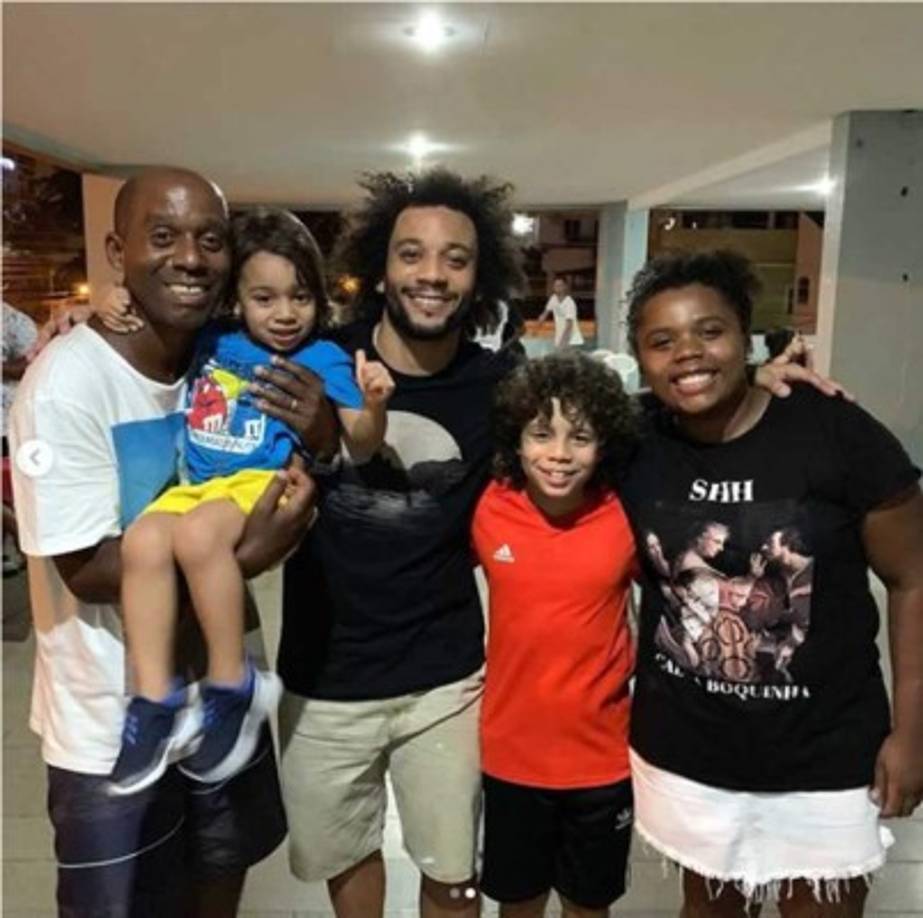 El lateral brasileño del Real Madrid, Marcelo, con su familia en Brasil.
