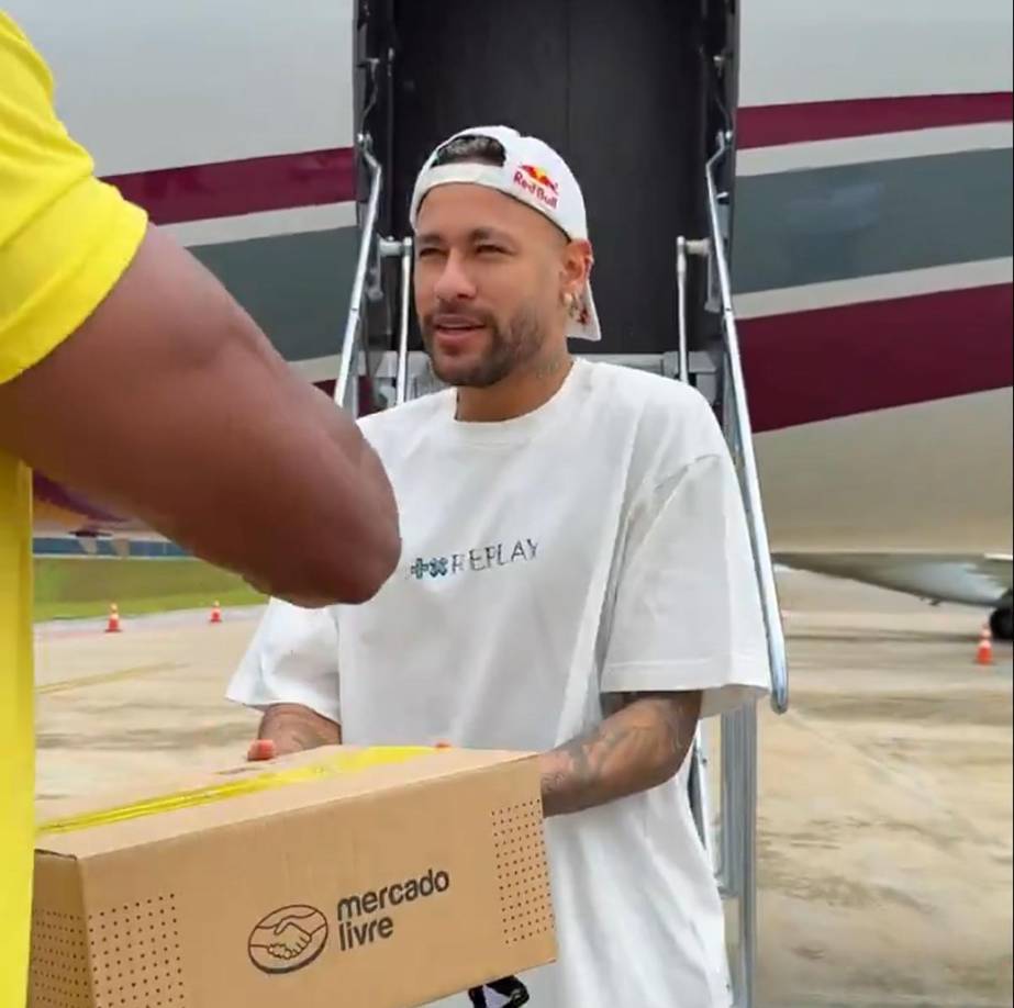 La empresa Mercado Livre de Brasil recibió a Neymar con un detalle cuando bajaba del avión.