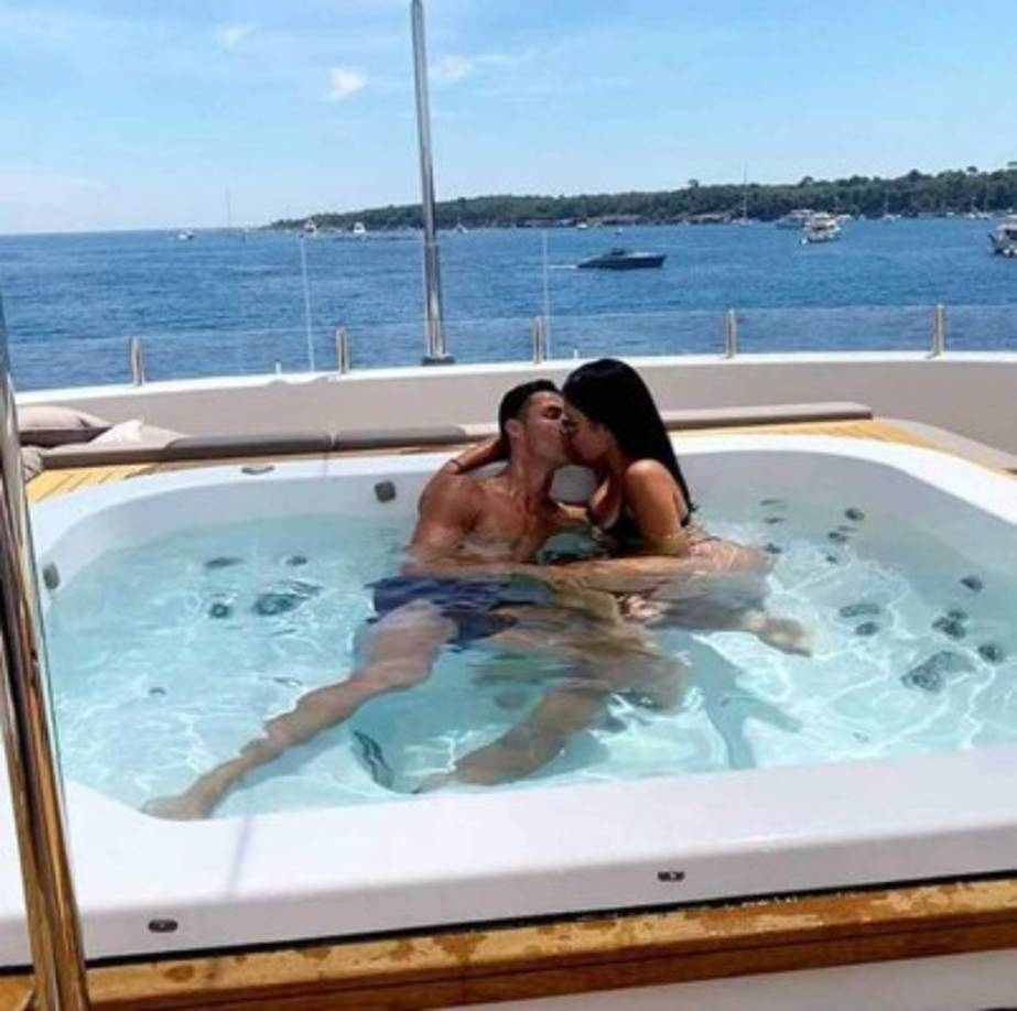Muy románticos aparecen Cristiano Ronaldo y Georgina Rodríguez en el yate que alquilaron en una riviera francesa.