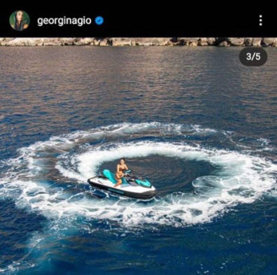 Georgina ha disfrutado de una jornada soltando adrenalina en las paradisíacas aguas de la mayor de las Baleares.