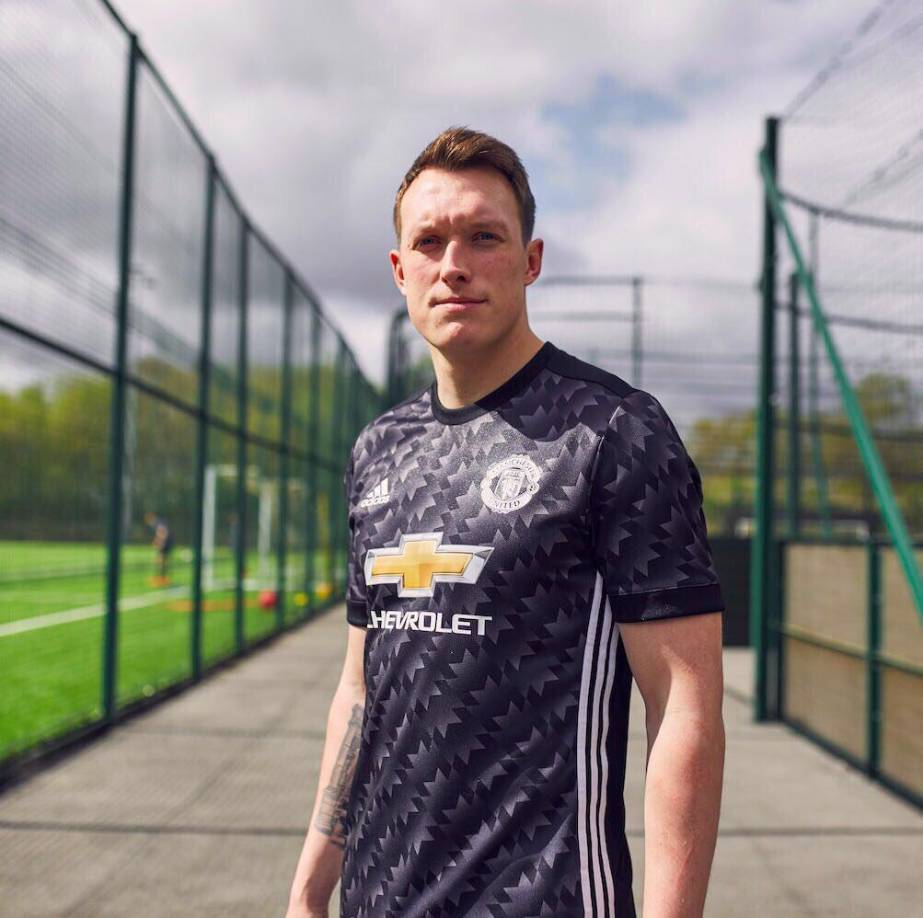 Phil Jones: El defensa de 30 años de edad, podría dejar 4.8 millones de euros al Manchester United por su venta.