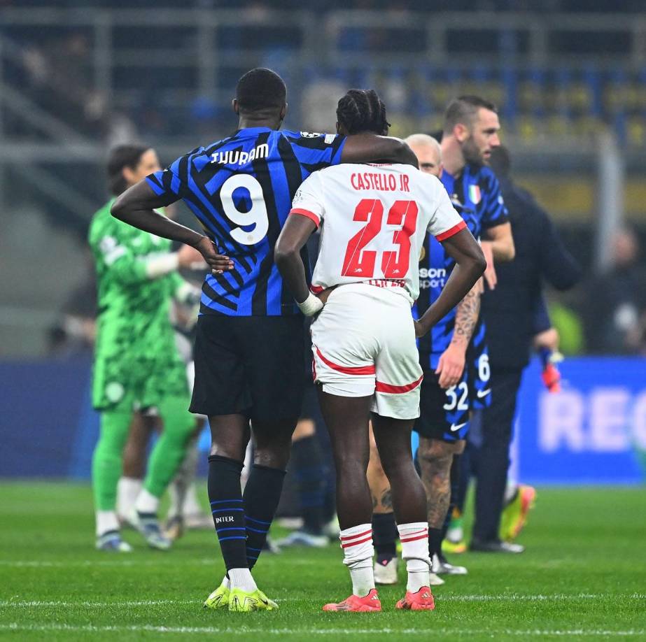 Marcus Thuram se abraza con su compatriota Castello Lukeba, quien hizo el autogol con el que el Inter de Milán ganó 1-0 al RB Leipzig.