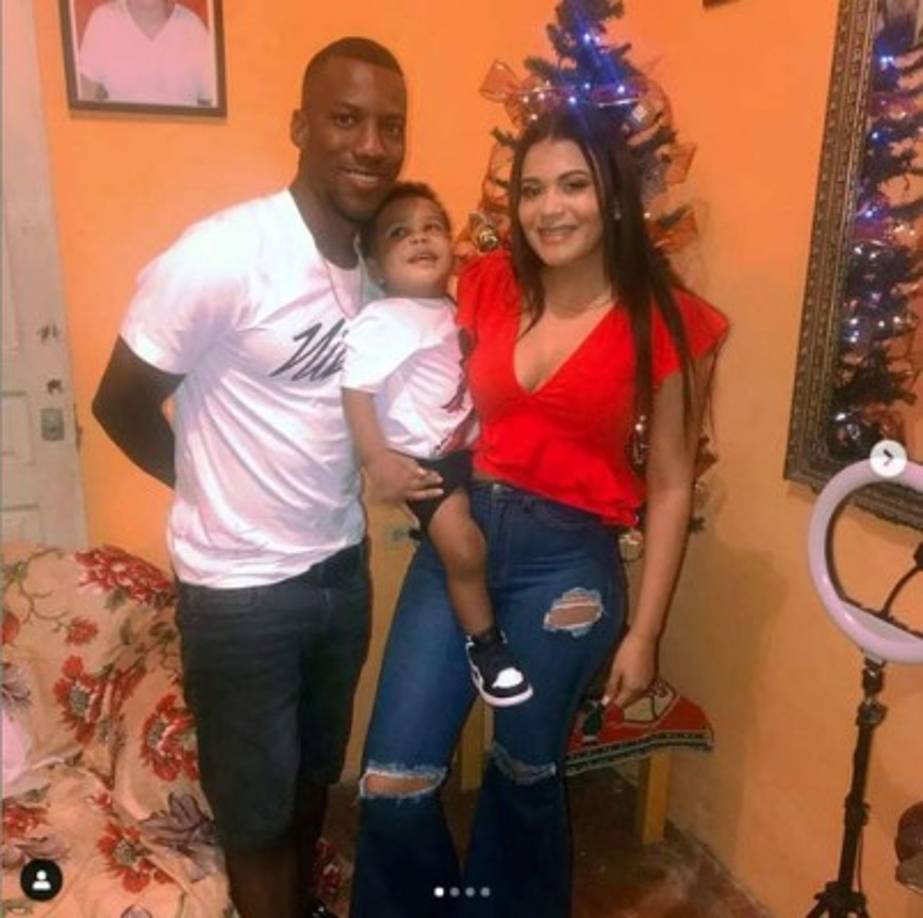 Darixon Vuelto - El delantero del Real España posó junto al árbol de Navidad con su pareja Yanela Castro y su pequeño hijo.