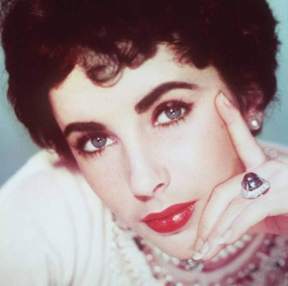 [La chispa en los ojos] El interés que una mujer muestra hacia su pareja, conquistan la mente y el corazón del hombre. Solo la simpatía natural y sincera es capaz de atraer la atención de básicamente todo el mundo. Una mujer atractiva no teme sus deseos y no se avergüenza por decirle al hombre qué es lo que quiere: ni en un restaurante, ni en la cama.