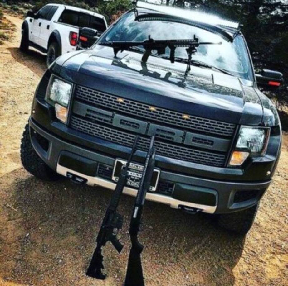 En el video aparece quien aparenta ser un policía, con ropa táctica y a bordo de un vehículo y el material es difundido por varias cuentas, que también comparten videos como la persecución de una lancha que presuntamente llevaba droga, o gente cortando amapola.