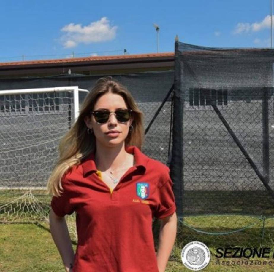 Previo al inicio del partido también había recibido cánticos ofensivos.