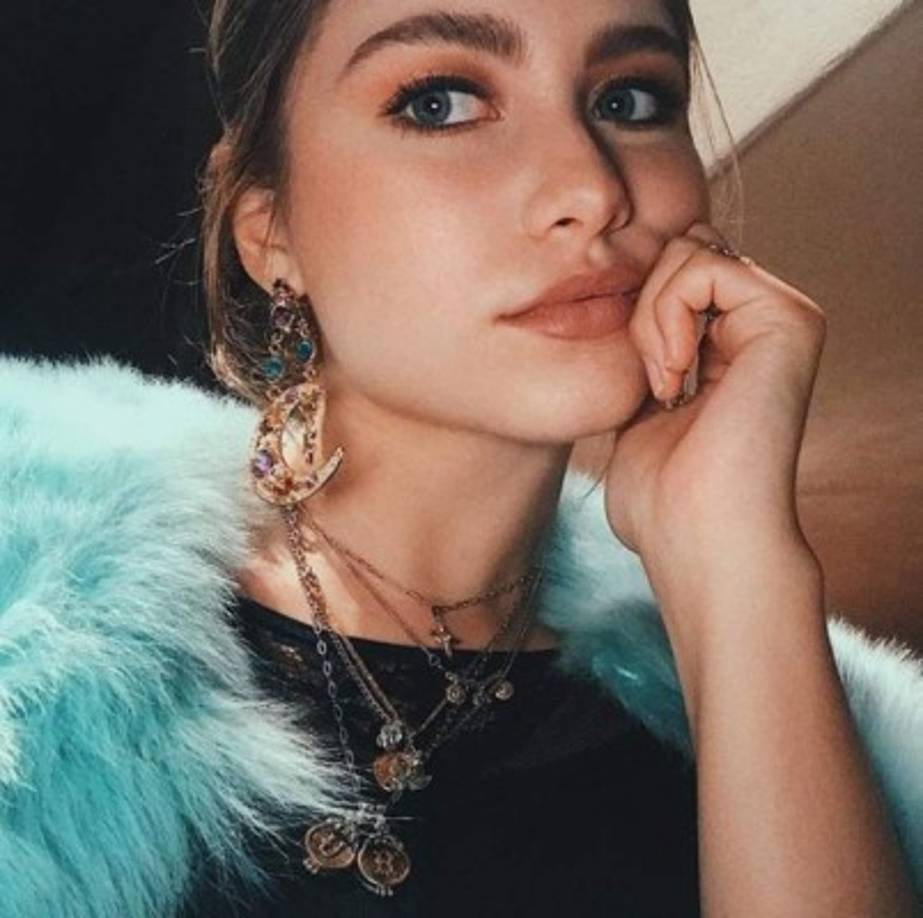 Poco a poco se ha convertido en el relevo de Paulina Rubio con una voz muy parecida a la de Shakira.